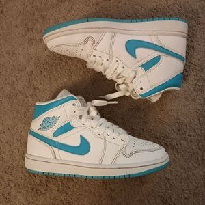 Air Jordan 1 Mid UNC BQ6472-114 White & Blue Sneakers Women’s Sz 5.5 PRE-OWNED